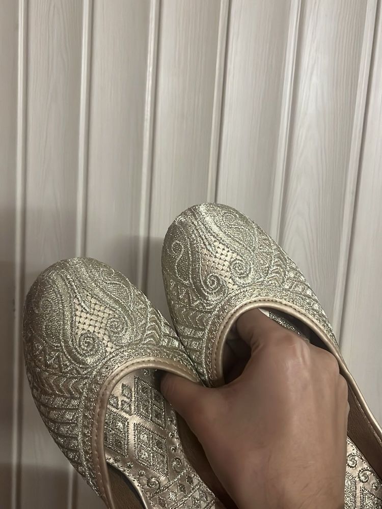 Elegant Golden Juttis