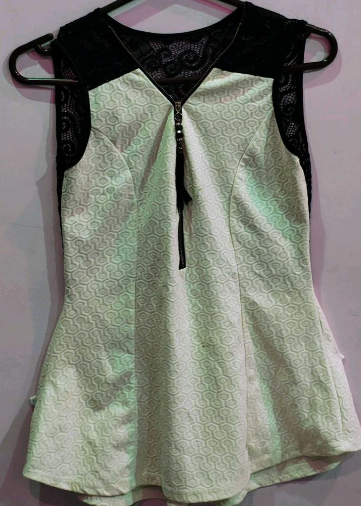 Stylish sleeveless backless top lace detail