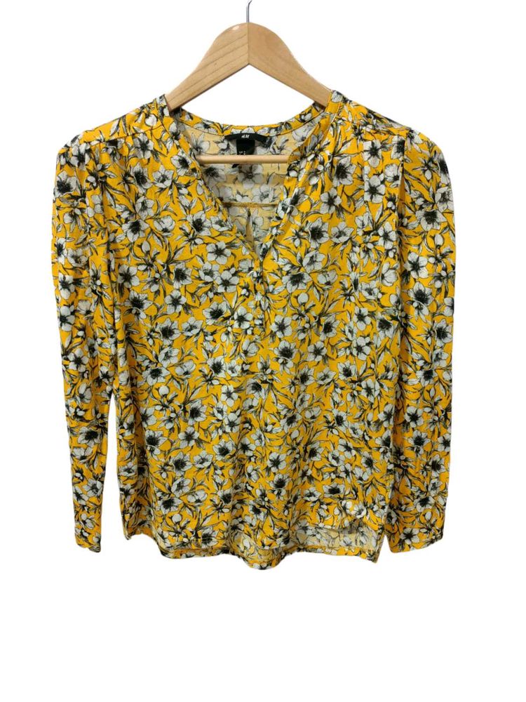 H&amp;M Yellow Floral Print V-Neck Excellent Top