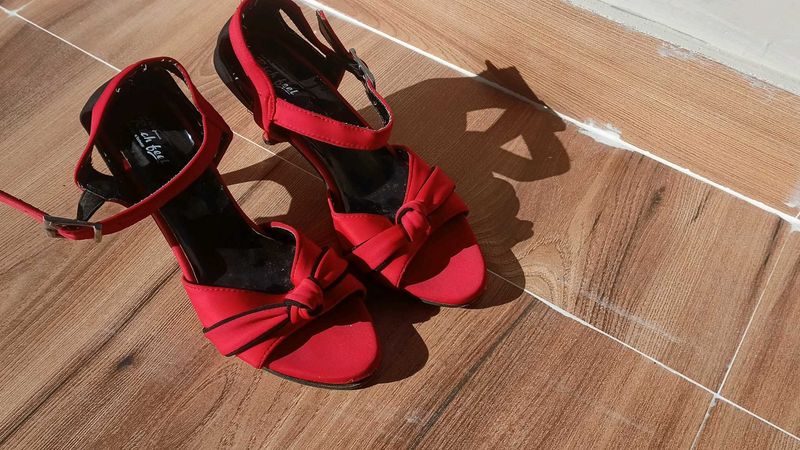 RICH FEEL RED AND BLACK HEELS