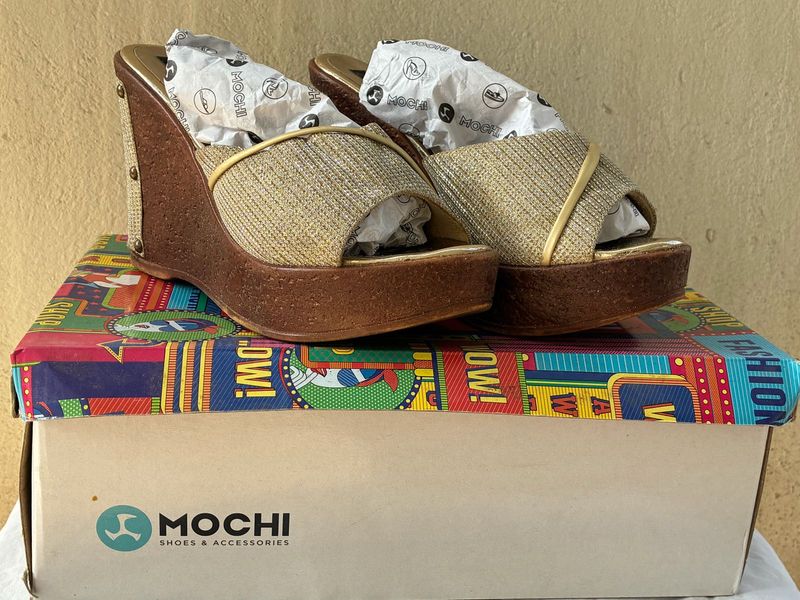 mochi Golden wedges footwear