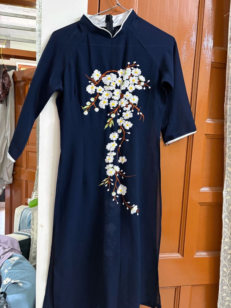 Elegant Navy Blue Kurta with Floral Embroidery