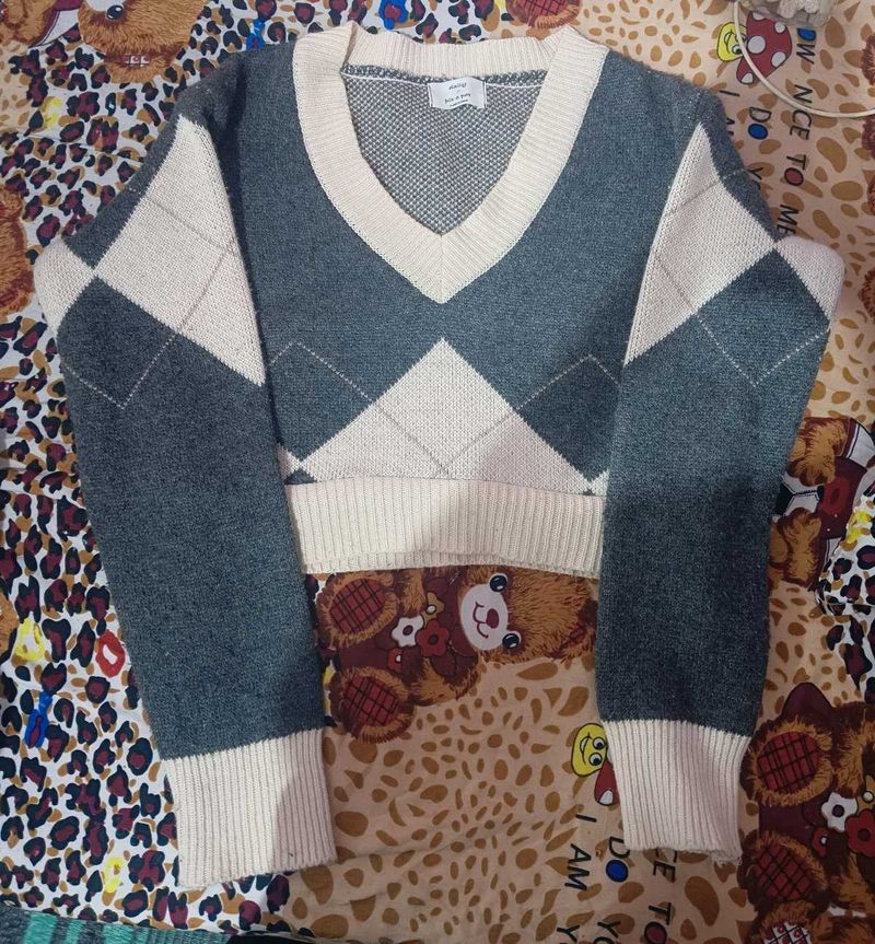 Argyle Pattern V-Neck Sweater