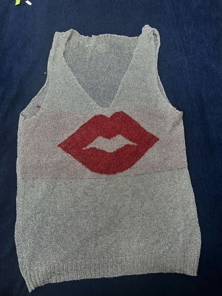 Sparkly Lip Print V-Neck Tank Top