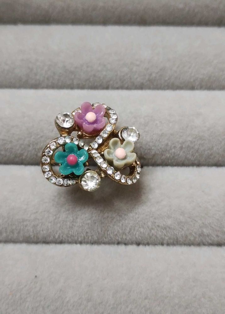 Cute Floral Ring with Crystals