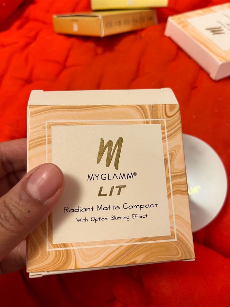 MyGlamm LIT Radiant Matte Compact