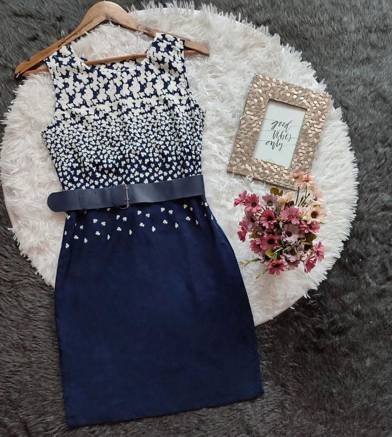 Chic Navy Floral Sleeveless Dress with Belt