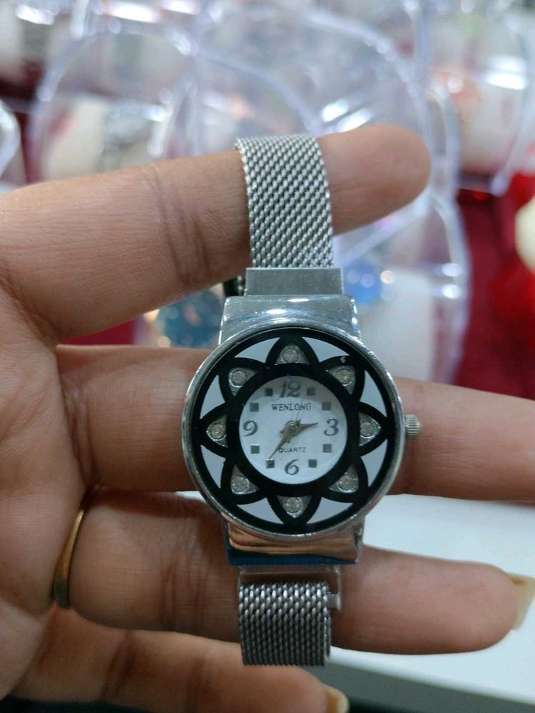 Stylish Mesh Strap Watch
