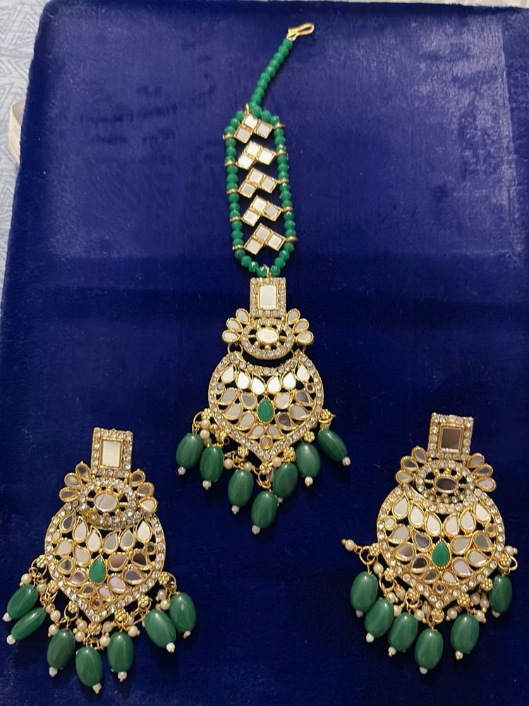 Stunning Emerald &amp; Gold Maang Tikka Set