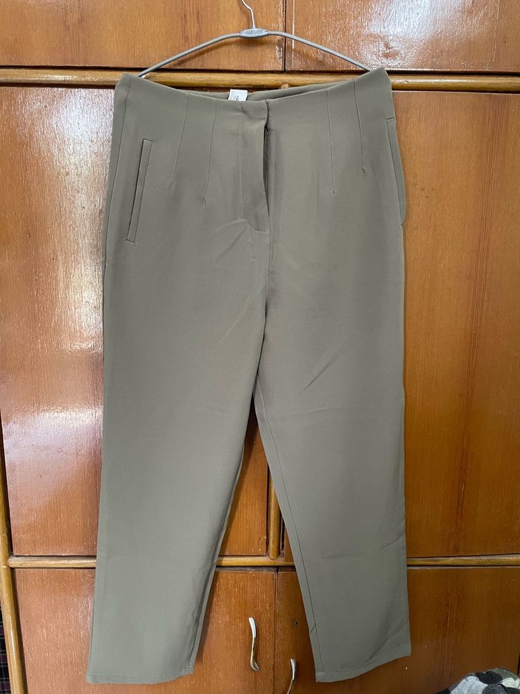 Chic Beige Cropped Trousers