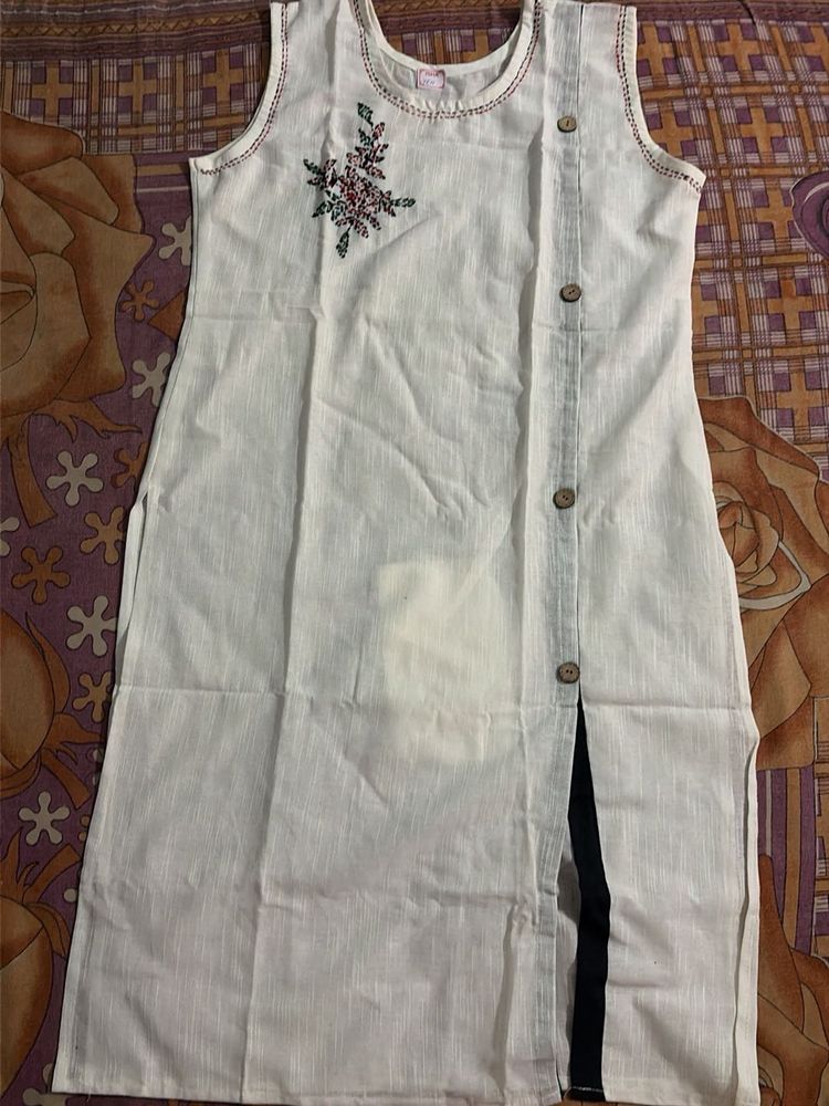 Elegant Embroidered Sleeveless Kurta