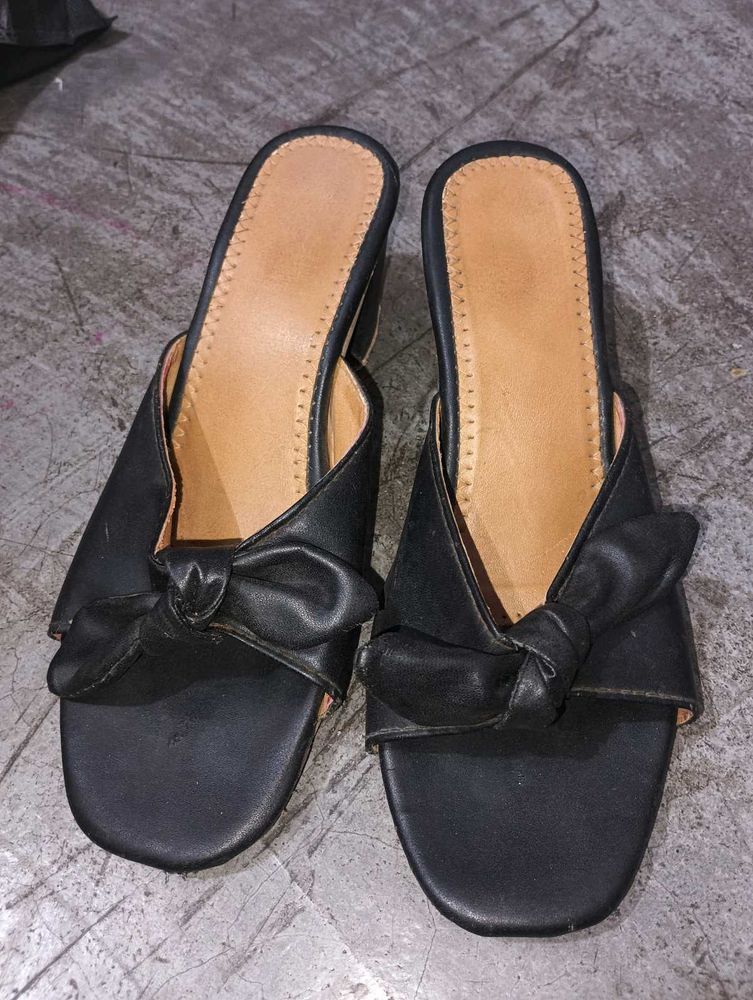 Stylish Black Bow Heeled Sandals