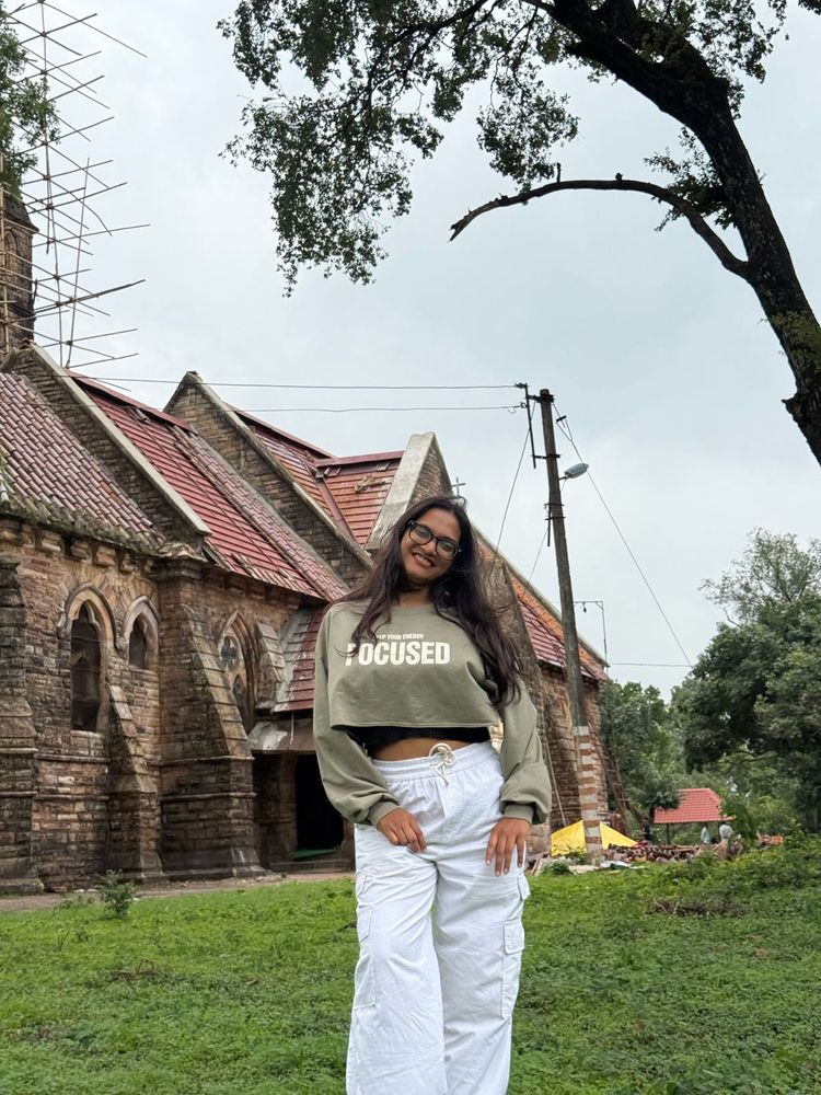 Stylish Cropped "Focused" Sweatshirt