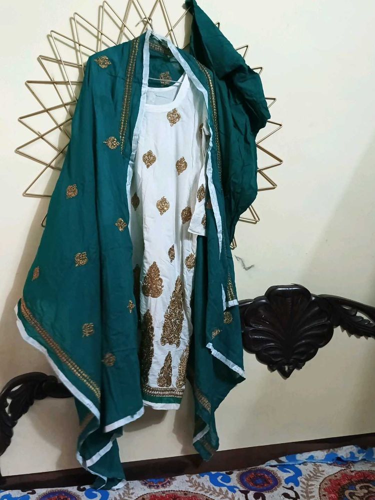 Elegant Pakistani Suit
