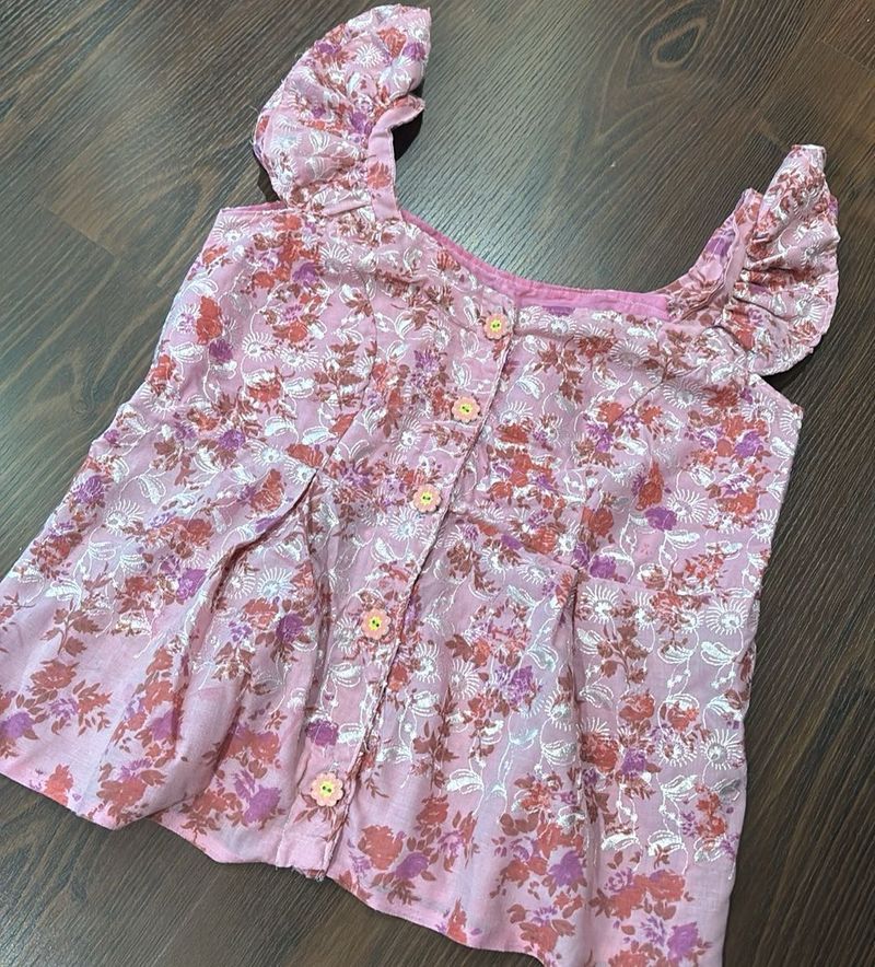 beautiful chic top with ruffle sleeves.