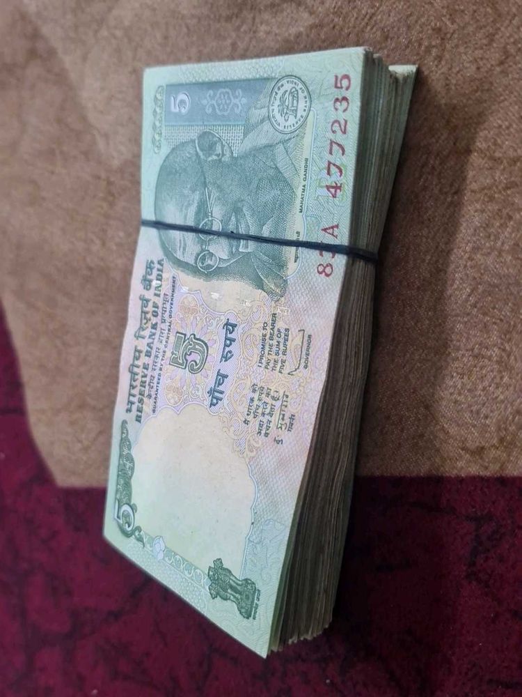 10p pcs Bundle of 5 Rupee Notes