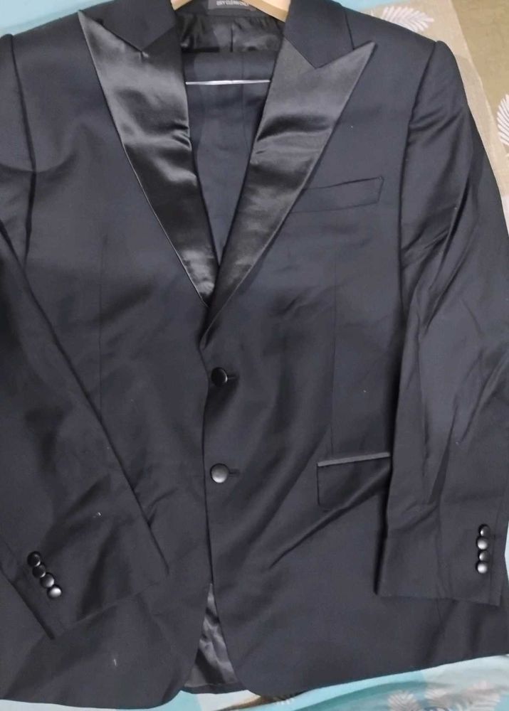 Free Size Black Color Coat Pant With White Shirt
