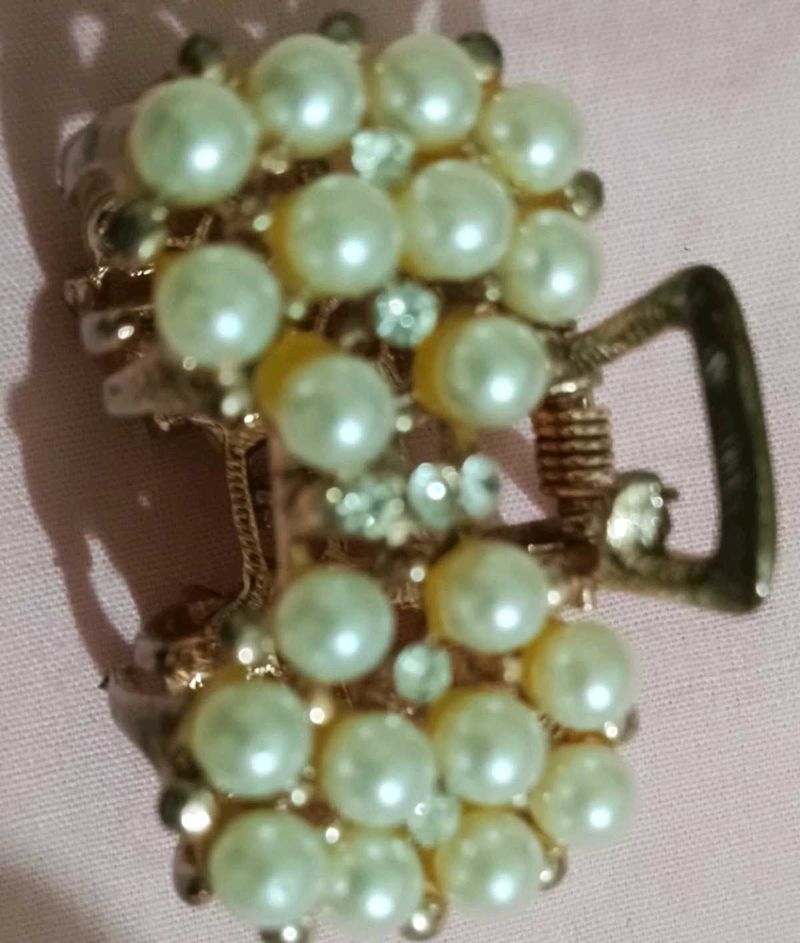 Elegant Pearl Claw Clip