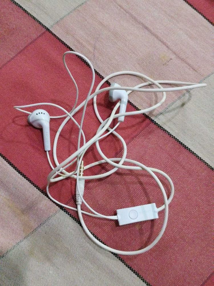 White Wired Earbuds