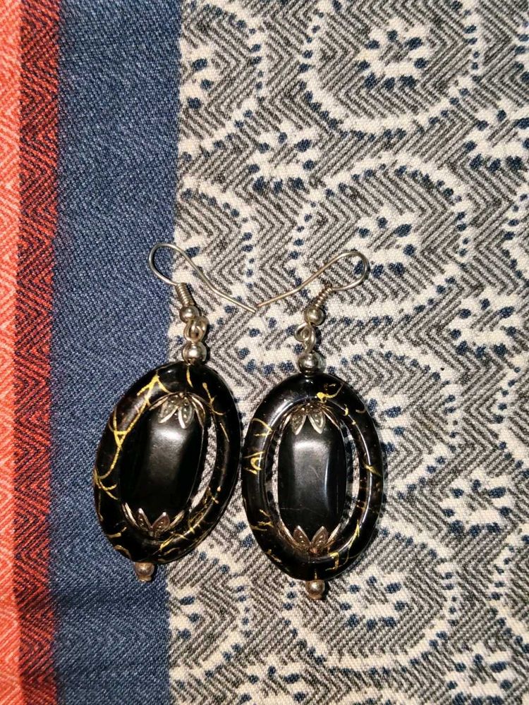 Elegant Black &amp; Gold Oval Earrings