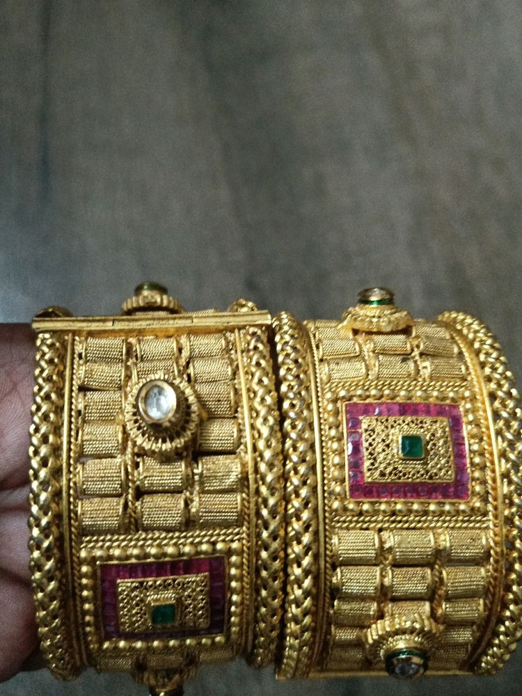 Hand Golden Baliyaa