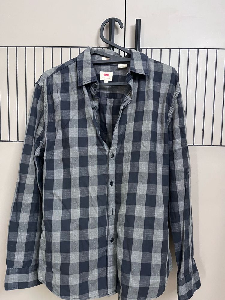 Levi's women’s Plaid Button-Up Shirt