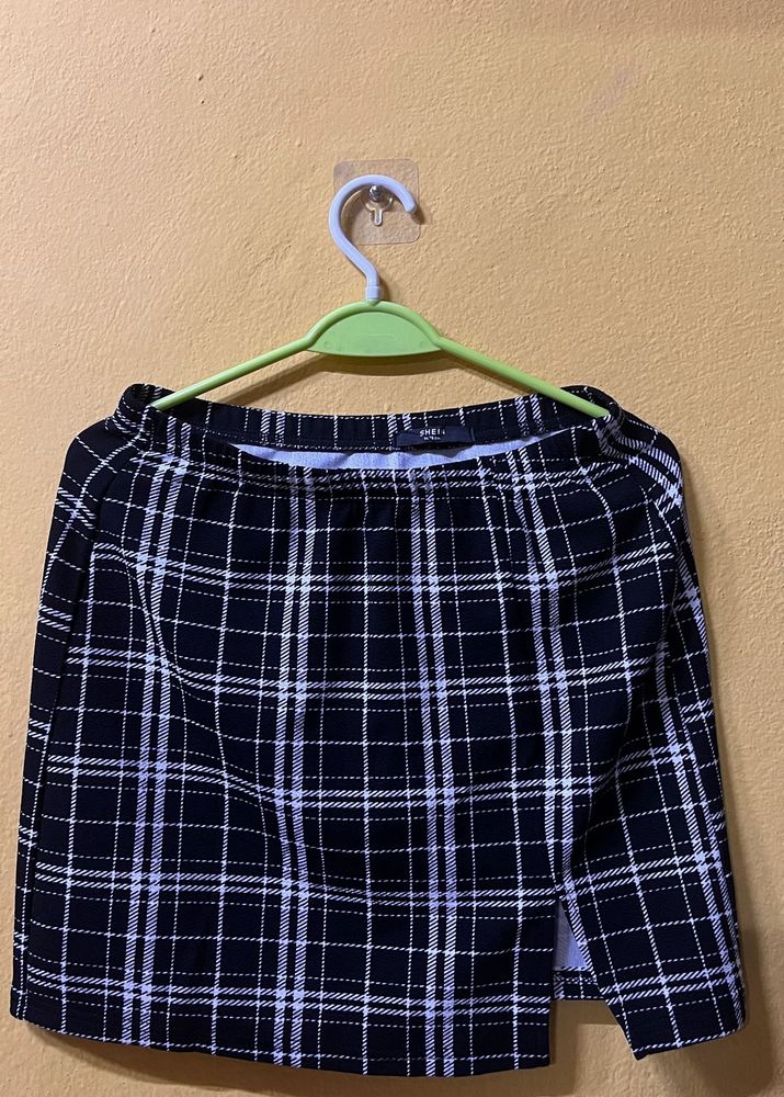Plaid Mini Skirt with flared sleeves crop top