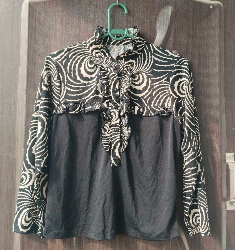 Chic Black &amp; White Printed Ruffled Top