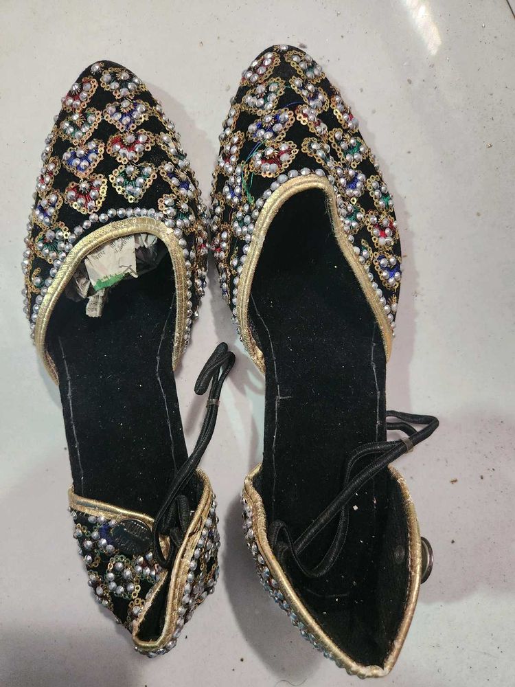 Embellished Black Juttis/Mojaris
