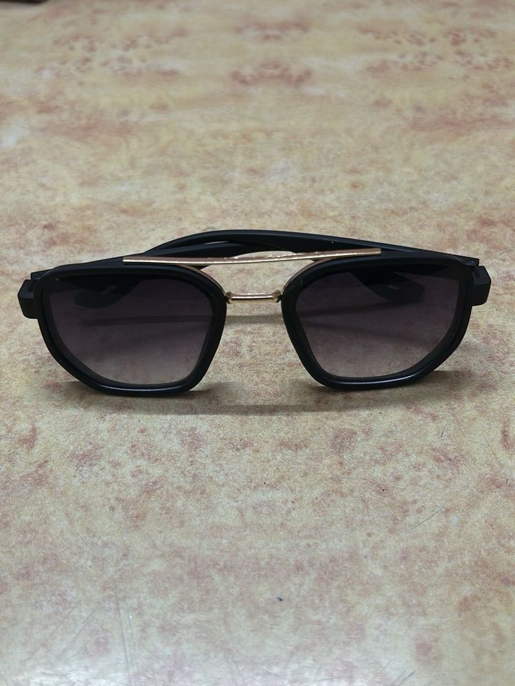 Aviator Sunglasses - Black &amp; Gold