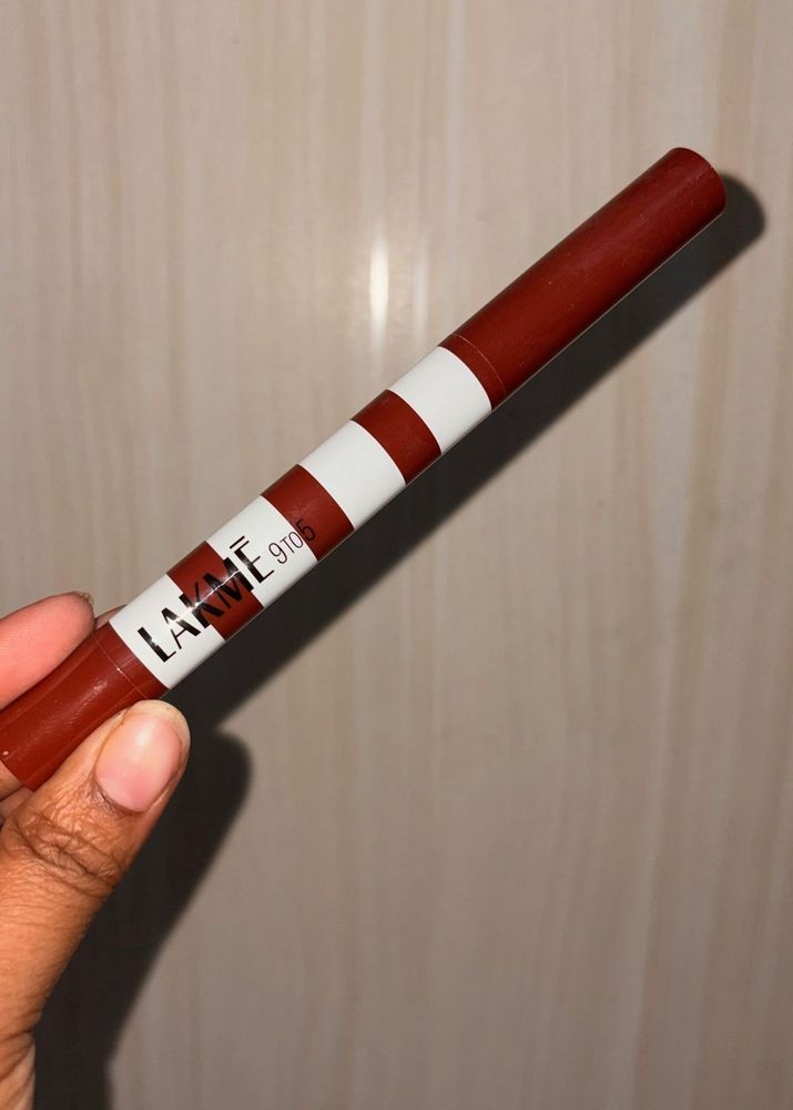 Lakme Hya beach edit 9 to 5. 2 in 1 lipstick liner