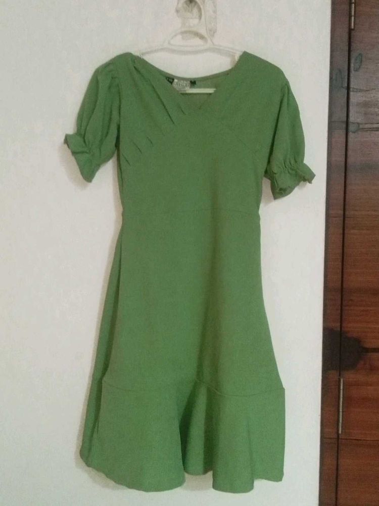 Chic Green V-Neck Dress
