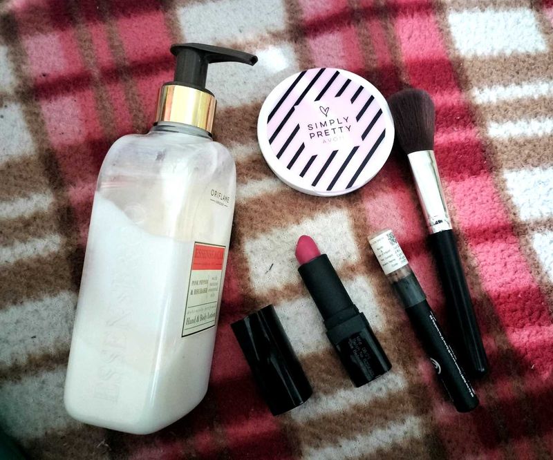 Make Up Essential