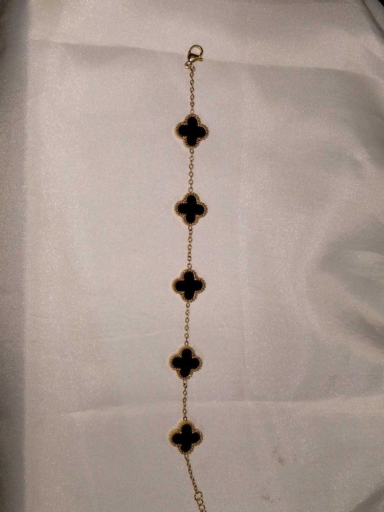 Elegant Clover Bracelet