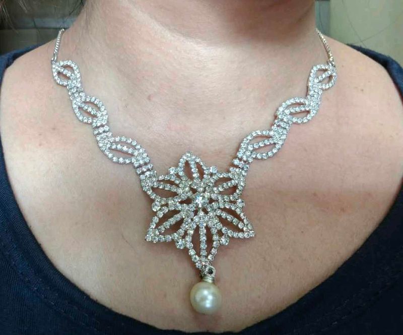 Sparkling Crystal Flower Necklace with Pearl