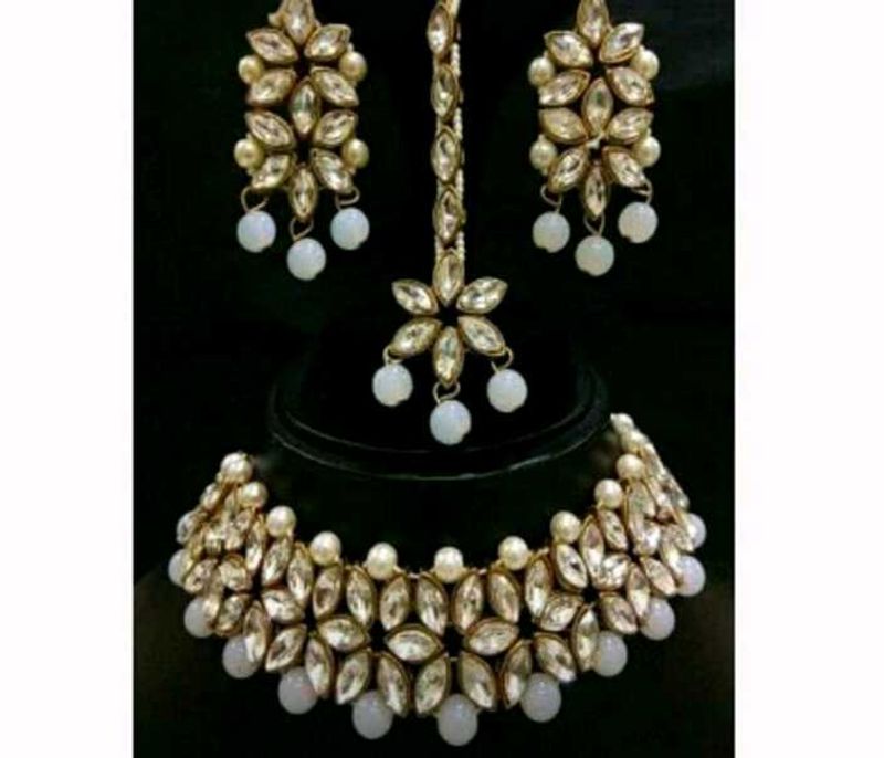 Elegant Kundan Jewelry Set