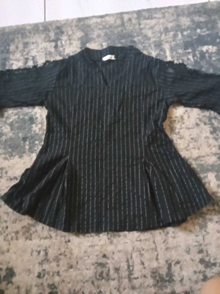 Chic Striped top with Lace Sleeves