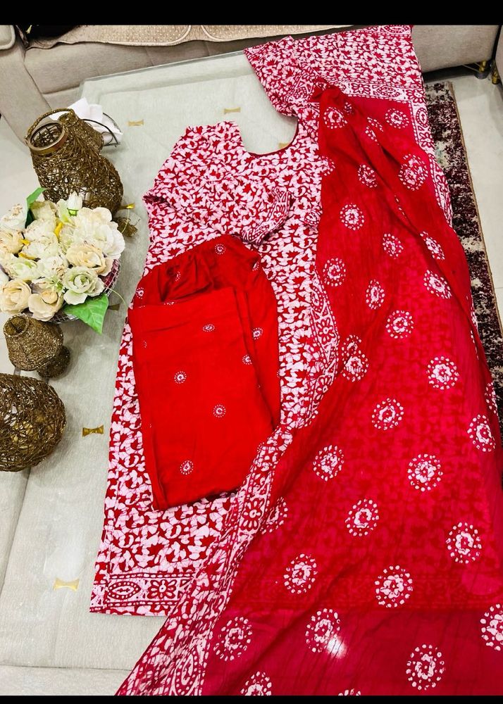Red &amp; White Floral Kurta Set with Dupatta
