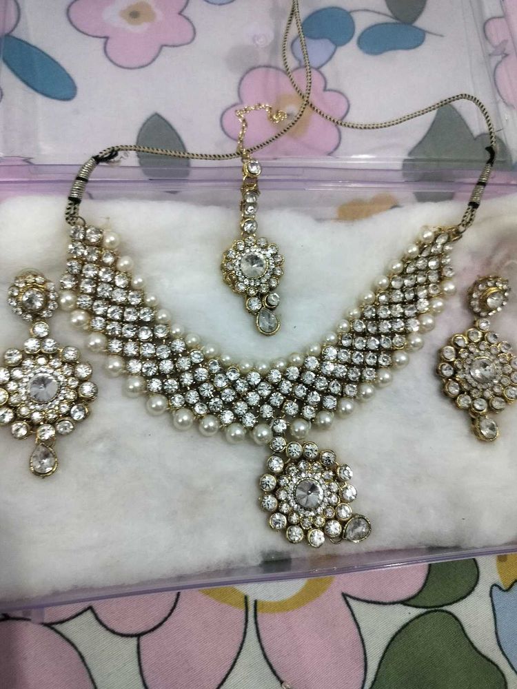 Exquisite Kundan Necklace Set with Earrings