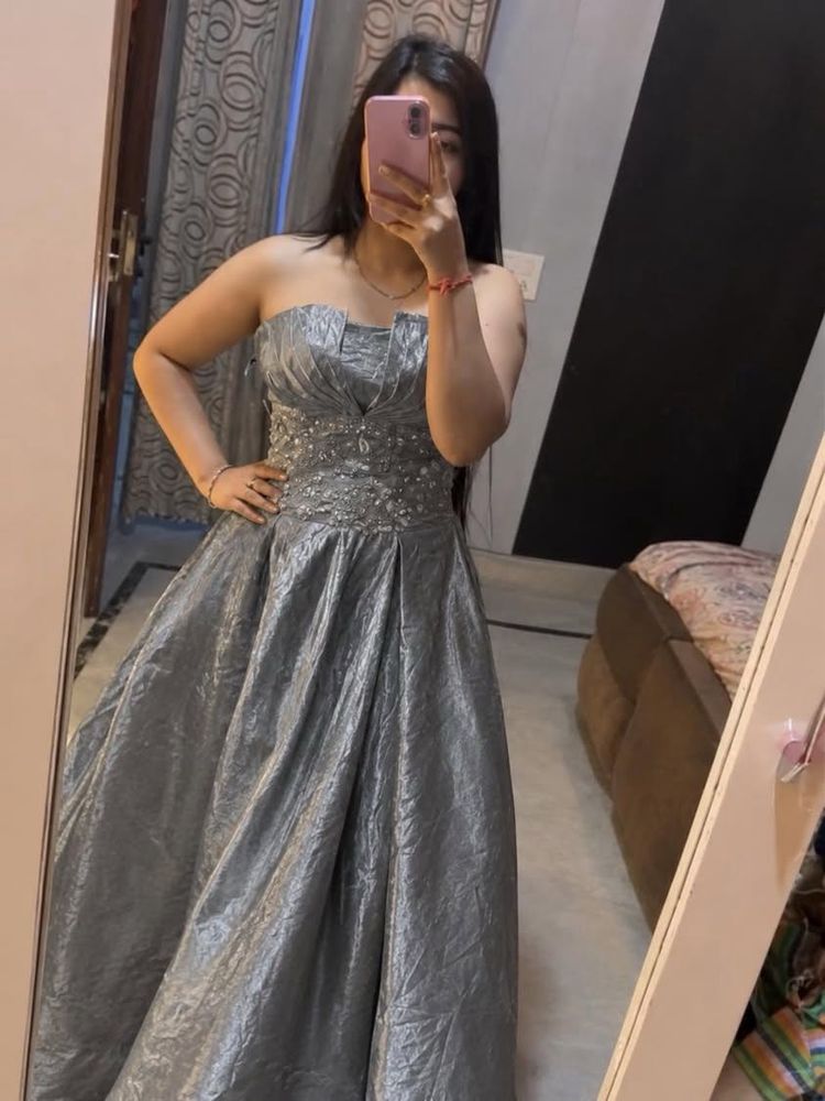 Elegant Grey Embellished Gown🦋🎀🧚🏻‍♀️