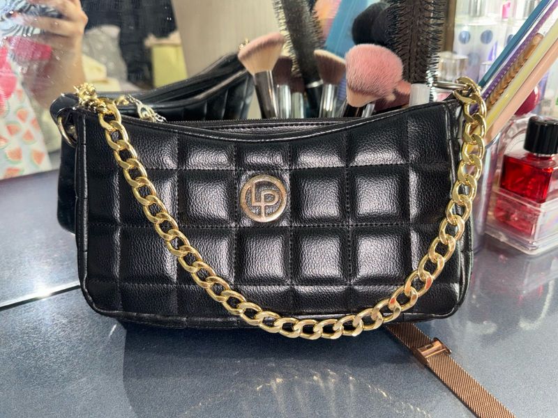 👜 Black Quilted Shoulder Bag – Stylish &amp; Elegant