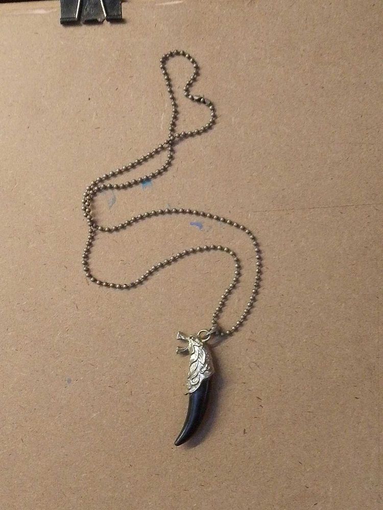 grungy wolf tooth Pendant necklace y2k