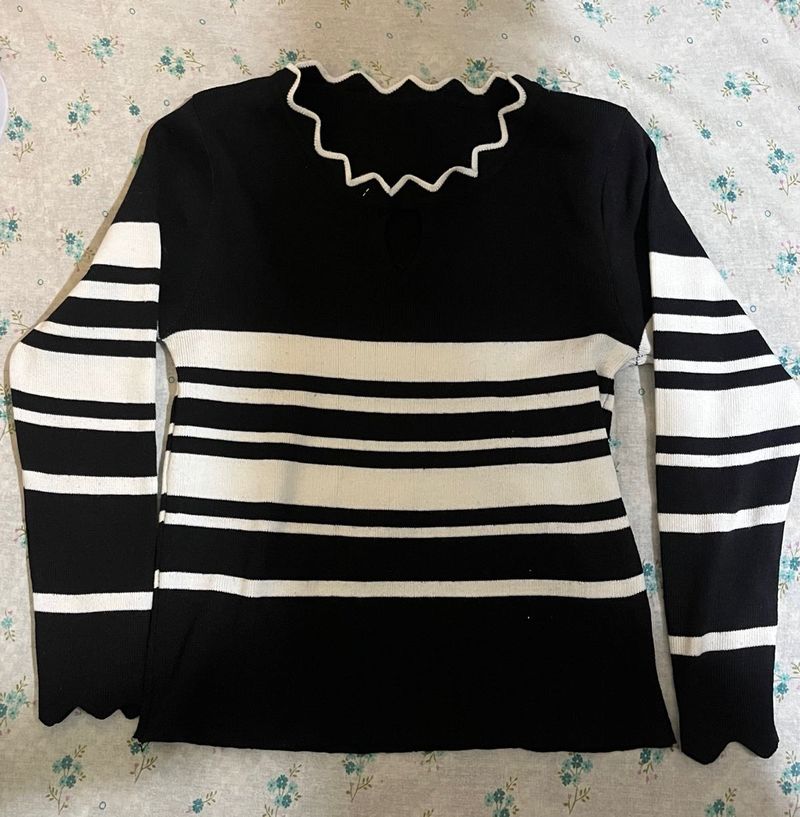 Chic Black &amp; White Striped Sweater