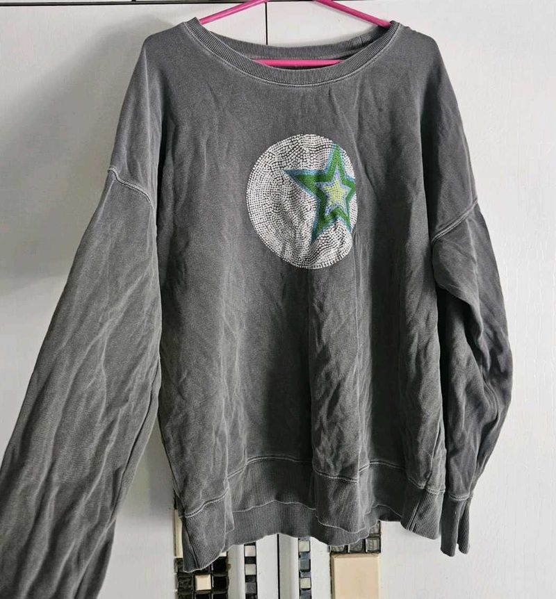 grey sweatshirt
