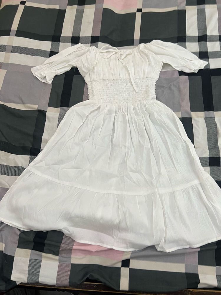 size (M) Chic White Smocked Puff Sleeve Top