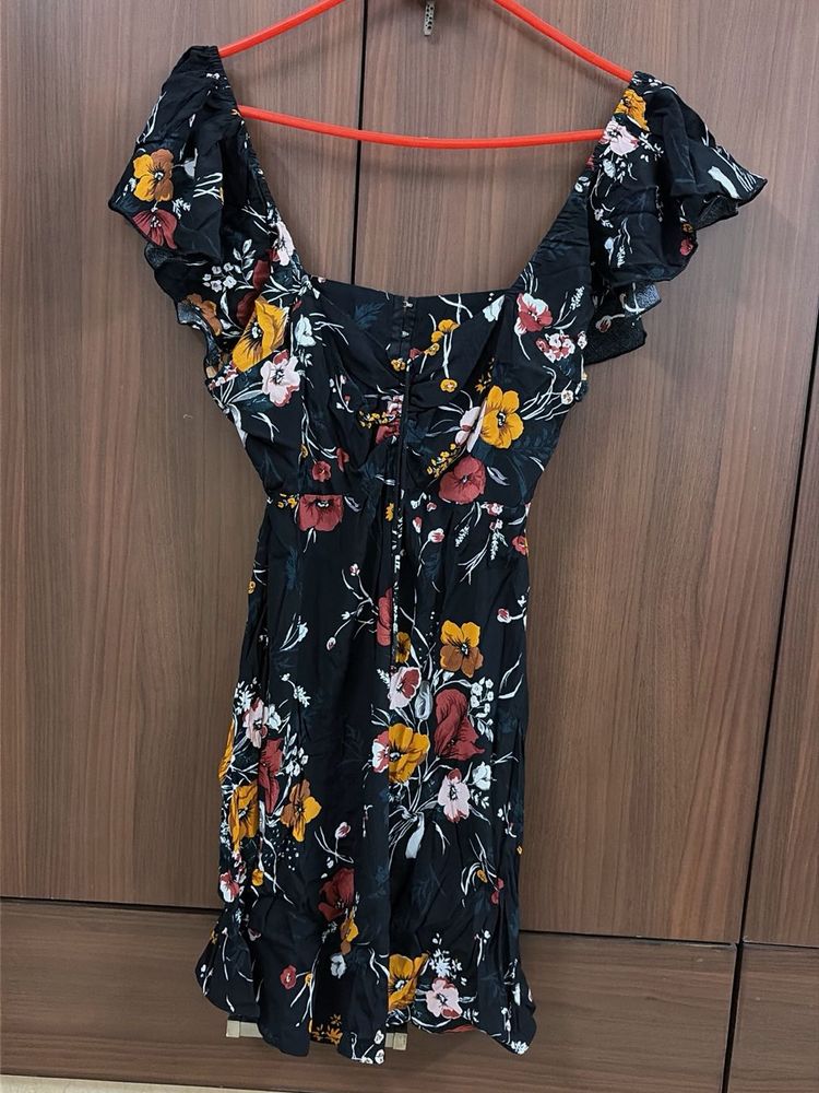 Unused Ruffle Sleeve Dress