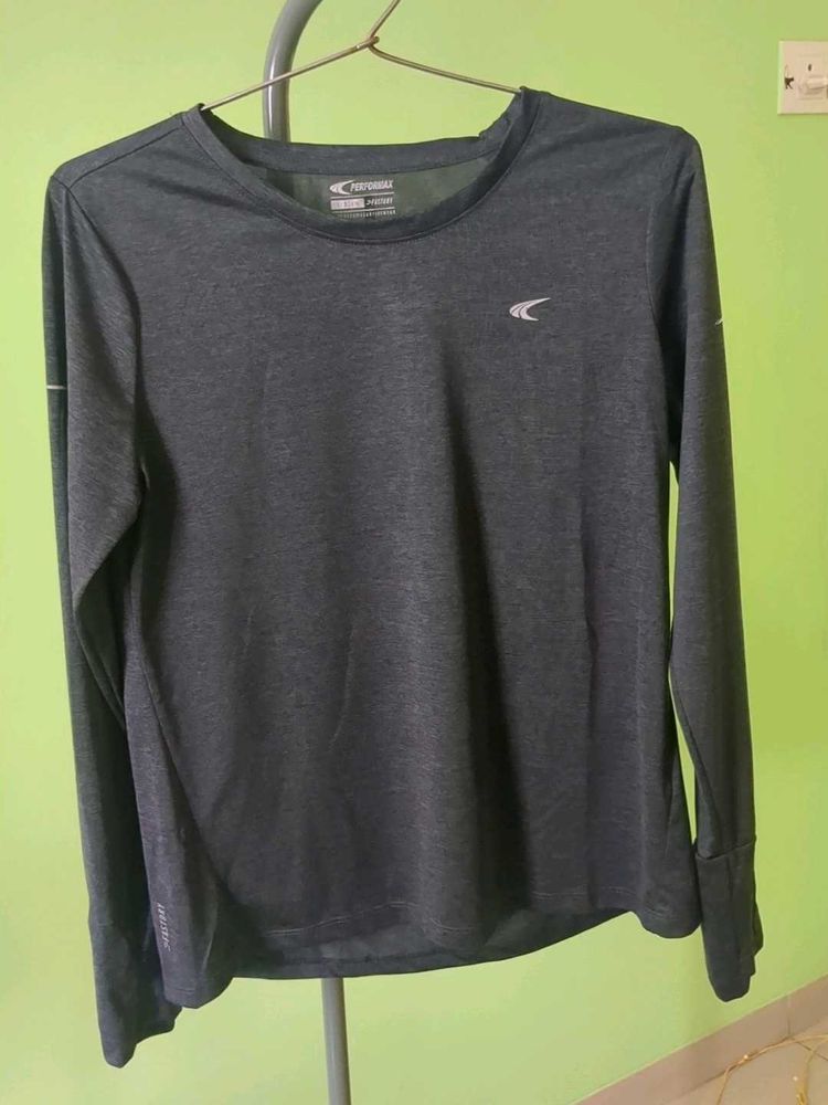 Performax gym tee with thumbholes