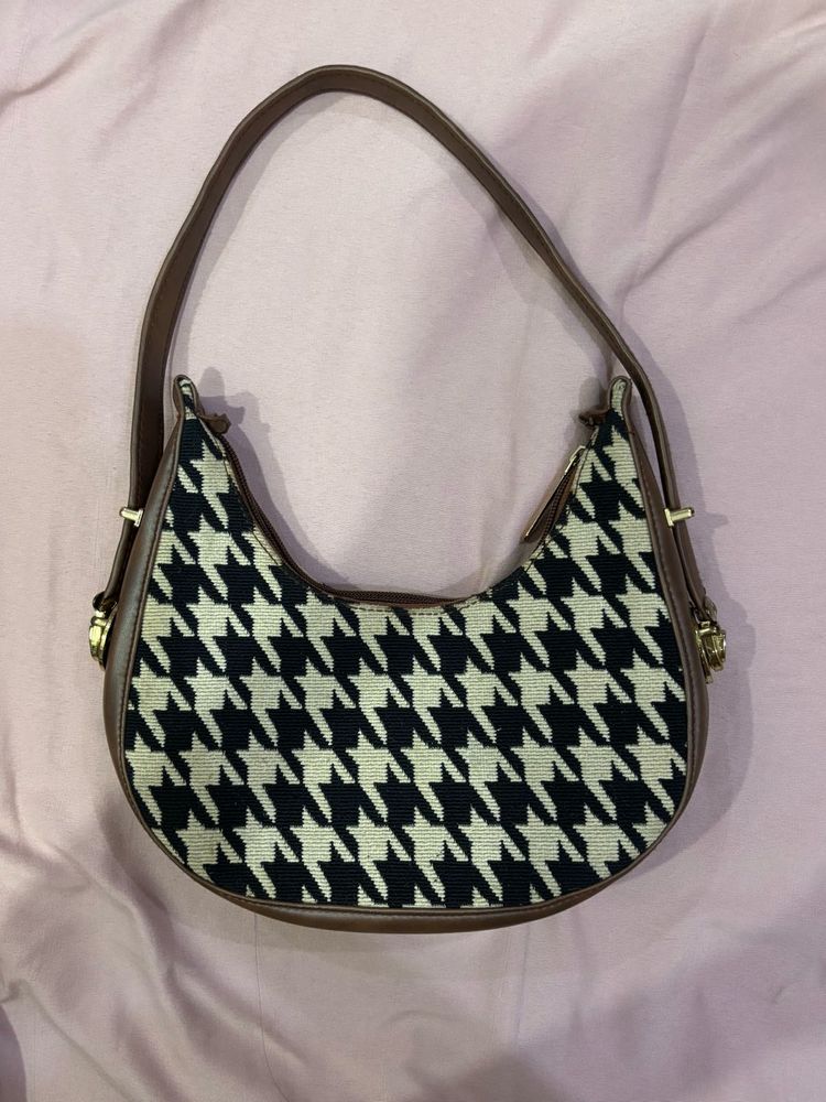 Chic Houndstooth Shoulder Bag