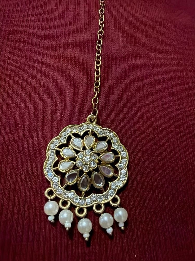 Elegant Gold Maang Tikka with Pearls