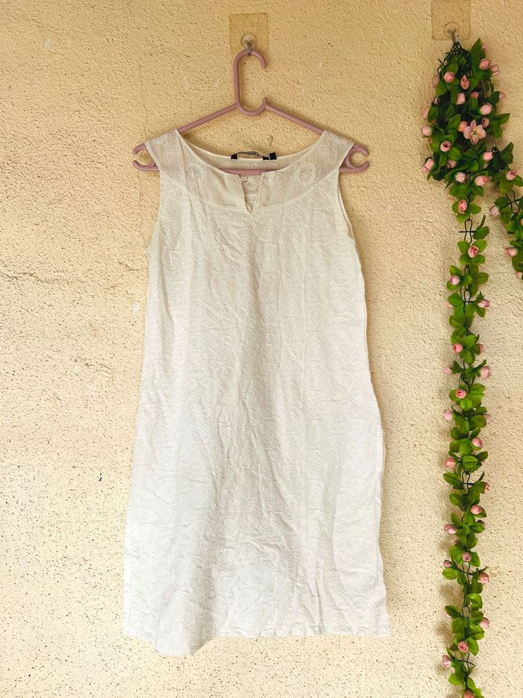 White Sleeveless Casual kurti/tunic